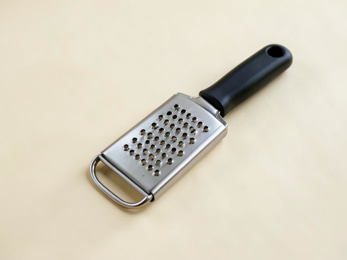 Microplane rasp — voorbeeldbeeld: fijne rasp met geraspte citroenzeste